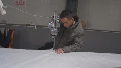 新疆庫(kù)車 節(jié)后服裝企業(yè)開(kāi)足馬力趕訂單，輔料制造產(chǎn)業(yè)鏈協(xié)同發(fā)力